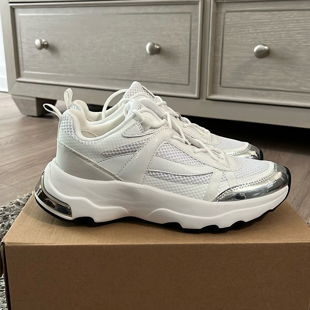 DKNY LACE UP SNEAKER - NEW